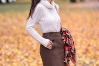 Modest But Classy Skirt Outfits Ideas Suitable For Fall36