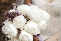 Casual Winter White Bouquet Ideas29