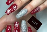 Modern Christmas Nails Ideas05