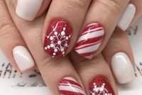 Modern Christmas Nails Ideas10