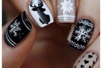 Modern Christmas Nails Ideas43