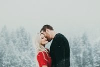 Best Winter Engagement Photo Ideas03