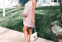 Gorgeous Maternity Wedding Outfits Ideas For Spring33