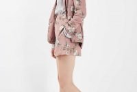 Cozy Combinations Ideas With Floral Blazers You Must Try36