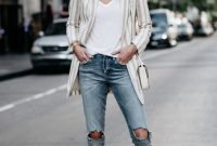 Hottest Women Summer Outfits Ideas With Ripped Jeans To Try18