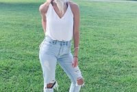 Hottest Women Summer Outfits Ideas With Ripped Jeans To Try21