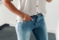Hottest Women Summer Outfits Ideas With Ripped Jeans To Try28