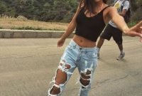 Hottest Women Summer Outfits Ideas With Ripped Jeans To Try37